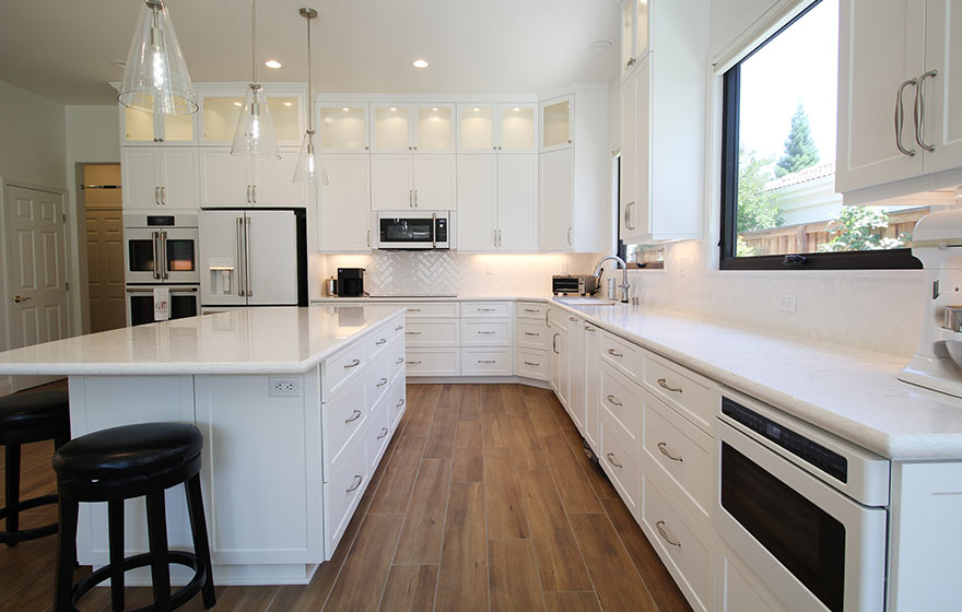The Shallow Bevel detail on the DT223 is stunning in this Satin White kitchen.