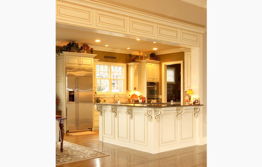 An elegant and sophisticated kitchen, its details are perfectly highlighted with an elegant glazing effect.