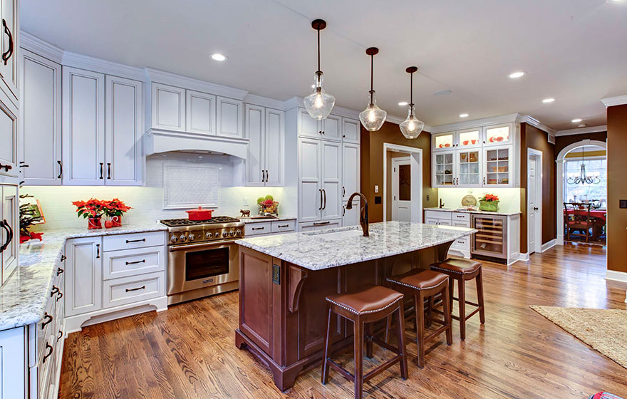 A beautiful Streamline® kitchen using the Trenton 7/8" (533) Door.