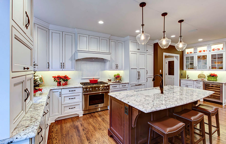 A beautiful Streamline® kitchen using the Trenton 7/8" (533) Door.