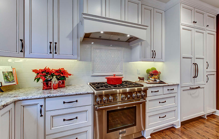 A beautiful Streamline® kitchen using the Trenton 7/8" (533) Door.