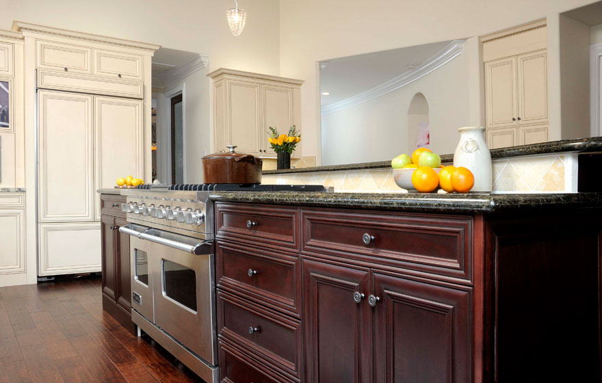 The Wilmington 7/8" (541) Door is used with two different finishes to offset the island from the wall cabinets, creating a truly beautiful space.