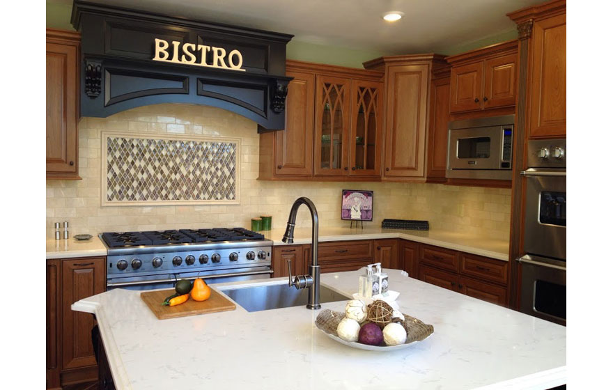The Hudson 3/4" (548) Door pairs well with Gothic French Lites to give a specialized look to this kitchen.