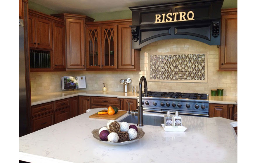 The Hudson 3/4" (548) Door pairs well with Gothic French Lites to give a specialized look to this kitchen.