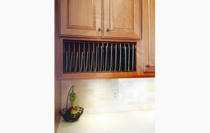 The Hudson 3/4" (548) Door pairs well with Gothic French Lites to give a specialized look to this kitchen.