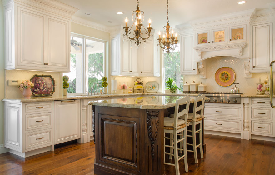 Every exquisite detail is accounted for in this elegant kitchen featuring Ridgeview 3/4" (579)Doors.