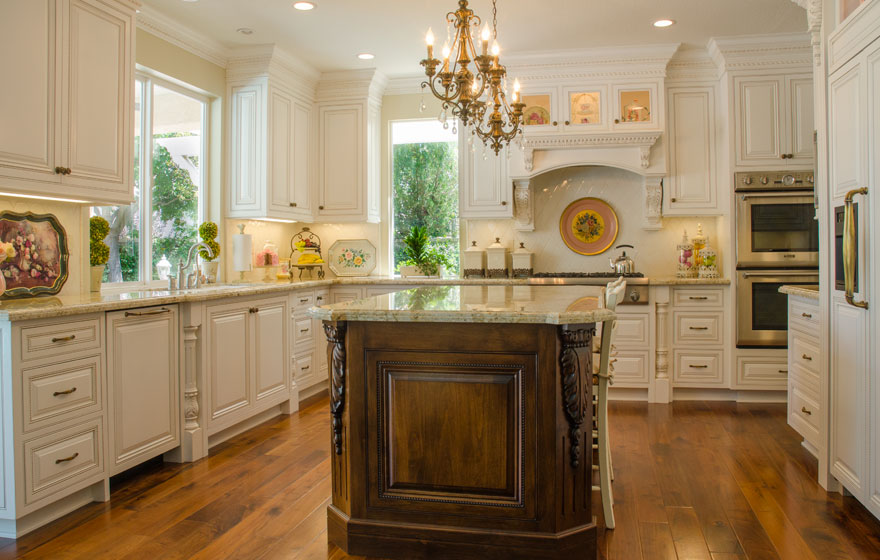 Every exquisite detail is accounted for in this elegant kitchen featuring Ridgeview 3/4" (579)Doors.