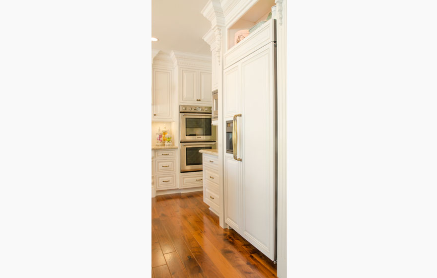 Every exquisite detail is accounted for in this elegant kitchen featuring Ridgeview 3/4" (579)Doors.