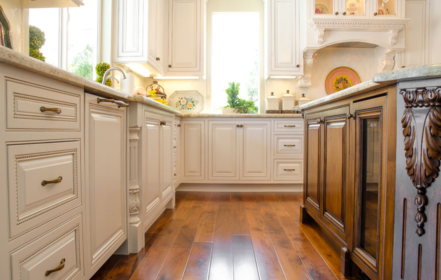 Every exquisite detail is accounted for in this elegant kitchen featuring Ridgeview 3/4" (579)Doors.