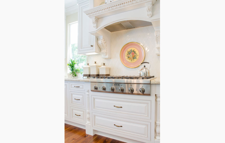 Every exquisite detail is accounted for in this elegant kitchen featuring Ridgeview 3/4" (579)Doors.