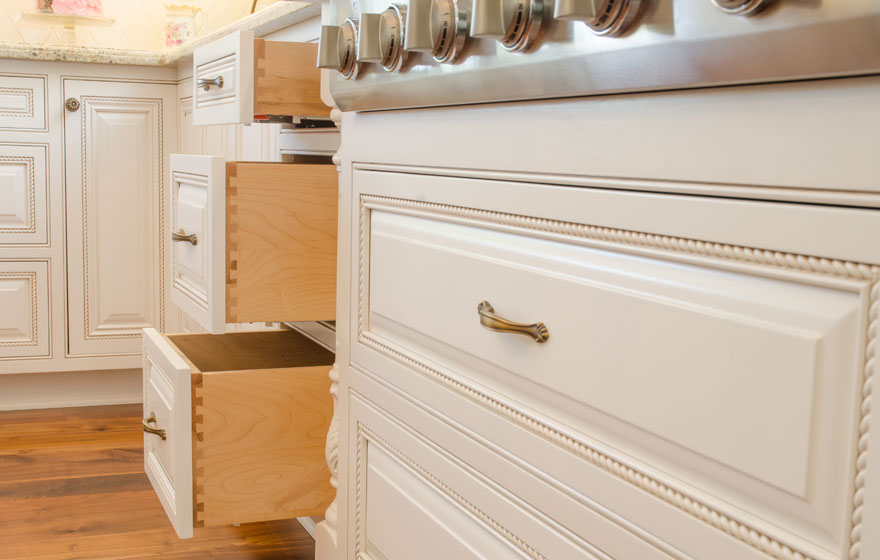 Every exquisite detail is accounted for in this elegant kitchen featuring Ridgeview 3/4" (579)Doors.