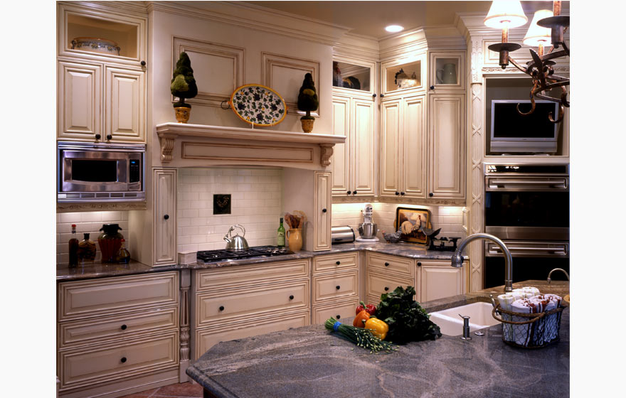 Appreciate the finer details when the curves of the Diplomat 7/8" (598) Door are paired with intricate elements throughout the cabinetry design.