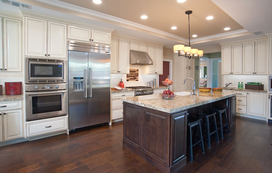 Warm and inviting, this customized Revere 3/4" (800) kitchen creates a great space for family and friends to gather.