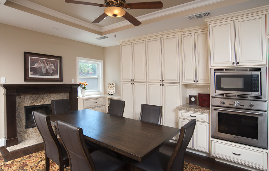 Warm and inviting, this customized Revere 3/4" (800) kitchen creates a great space for family and friends to gather.