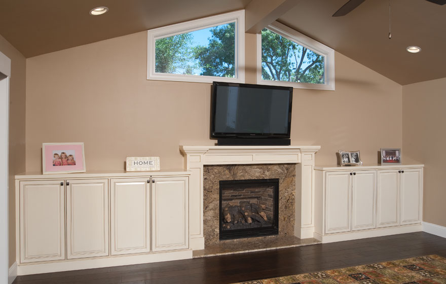 Warm and inviting, this customized Revere 3/4" (800) kitchen creates a great space for family and friends to gather.