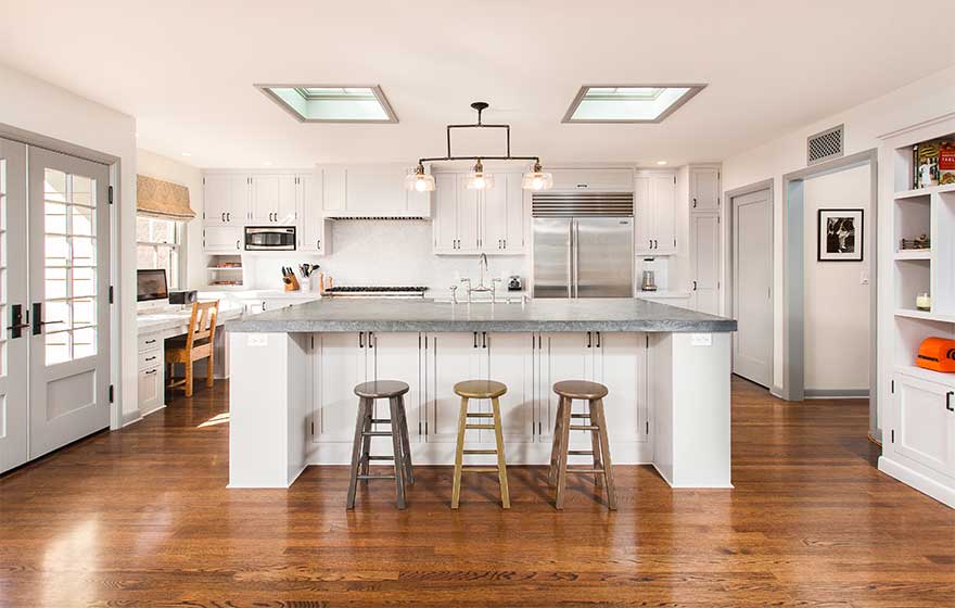 A perfect setting for a gathering crowd, this kitchen keeps clean lines and classic colors.