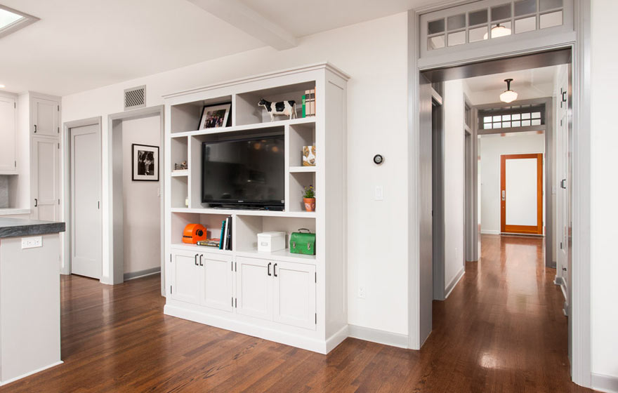 A perfect setting for a gathering crowd, this kitchen keeps clean lines and classic colors.