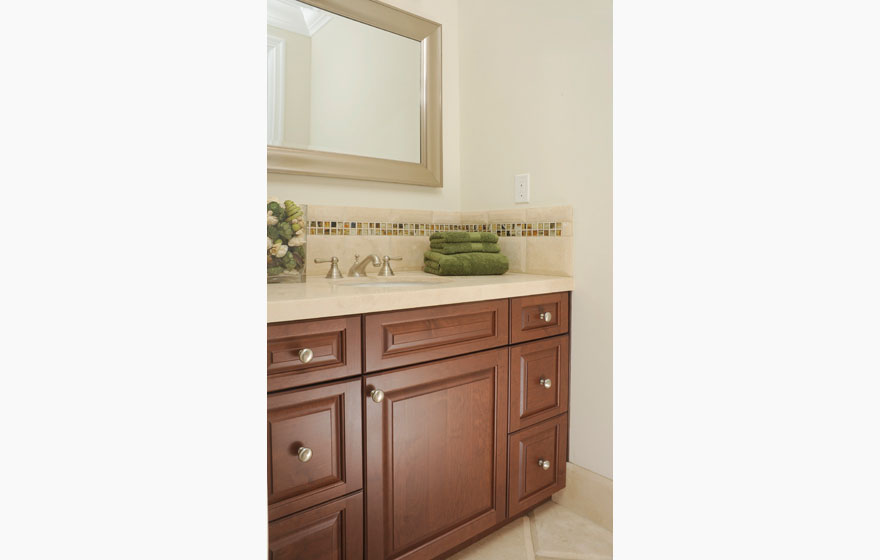 The Heritage 3/4" (805) Door with IE2 and OE7 modifications adds elegance to this bathroom.