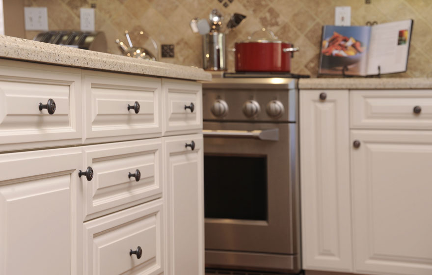 A timeless classic kitchen design using the Heritage 3/4' (805) Door 