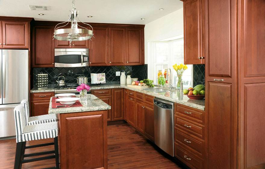 The classic Heritage 3/4" (805) Door with a warm finish helps bridge the gap between traditional and contemporary design in this inviting kitchen.