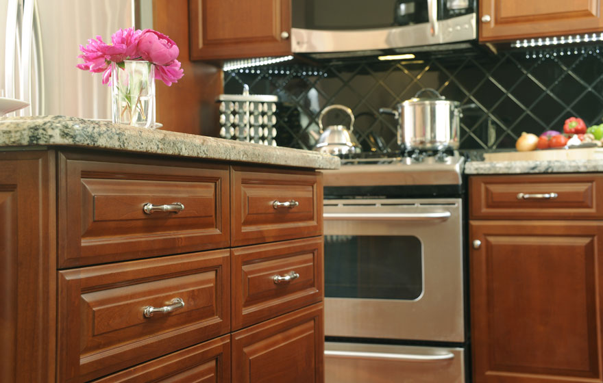 The classic Heritage 3/4" (805) Door with a warm finish helps bridge the gap between traditional and contemporary design in this inviting kitchen.