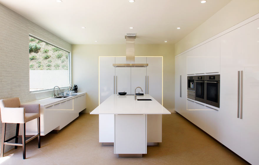 An impressive High Gloss White Deco-Form® kitchen creates sensational simplicity.