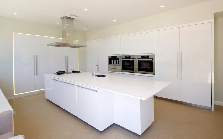 An impressive High Gloss White Deco-Form® kitchen creates sensational simplicity.