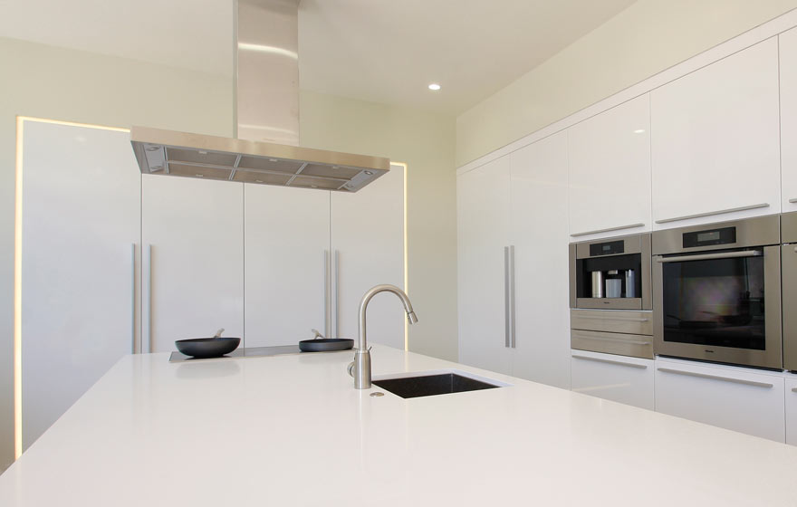 An impressive High Gloss White Deco-Form® kitchen creates sensational simplicity.