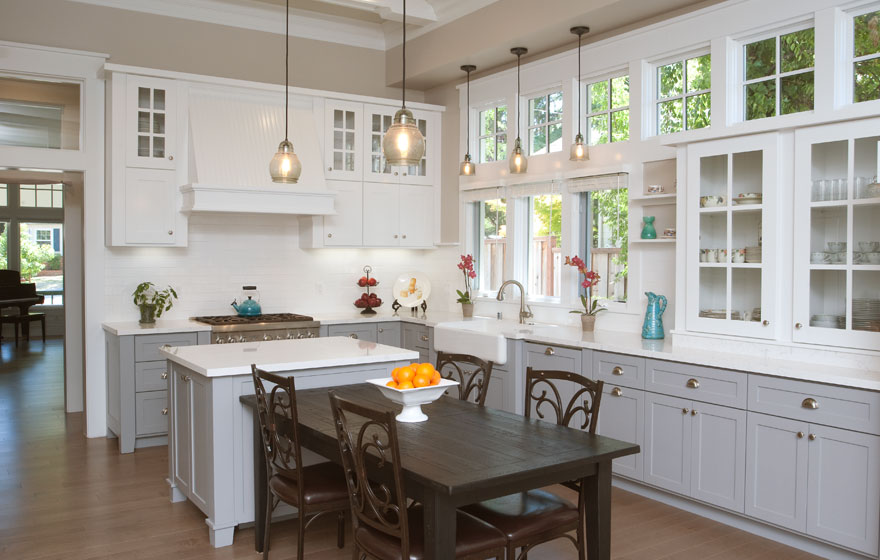 Perfectly paired white and grey paint bring stunning elegance to this Durango 3/4" (834) kitchen.