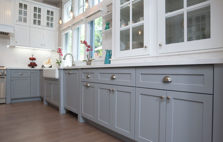 Perfectly paired white and grey paint bring stunning elegance to this Durango 3/4" (834) kitchen.