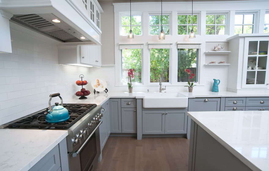 Perfectly paired white and grey paint bring stunning elegance to this Durango 3/4" (834) kitchen.