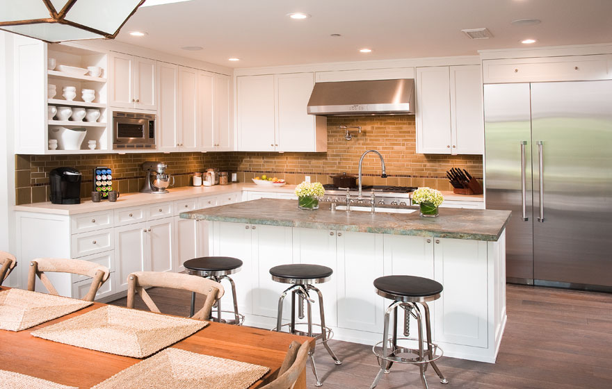 The perfect space for entertaining and relaxing, this kitchen features a timeless Durango 3/4" (834) Door and a cool, calming color palette.