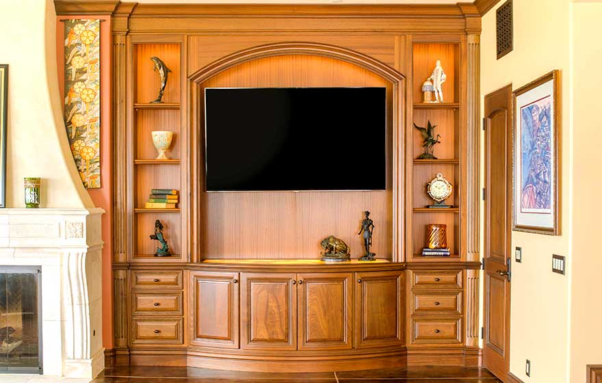 The Ponderosa 3/4" (839) doors' curves highlight the beautiful natural color and grain of the Sapele material in this custom living room. 