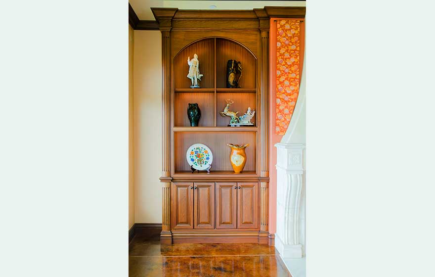 The Ponderosa 3/4" (839) doors' curves highlight the beautiful natural color and grain of the Sapele material in this custom living room. 