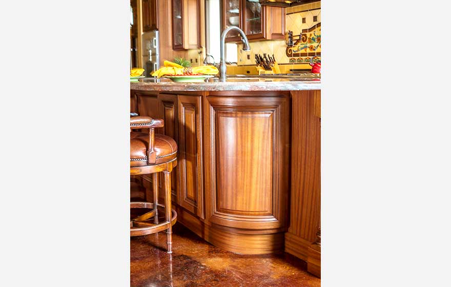 The Ponderosa 3/4" (839) door's curves highlight the beautiful natural color and grain of the Sapele material in this custom kitchen.