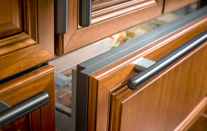 The Ponderosa 3/4" (839) door's curves highlight the beautiful natural color and grain of the Sapele material in this custom kitchen.