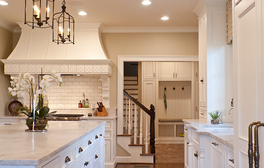 Every detail accounted for, this beautiful Laguna 3/4" (853) kitchen is pure perfection.