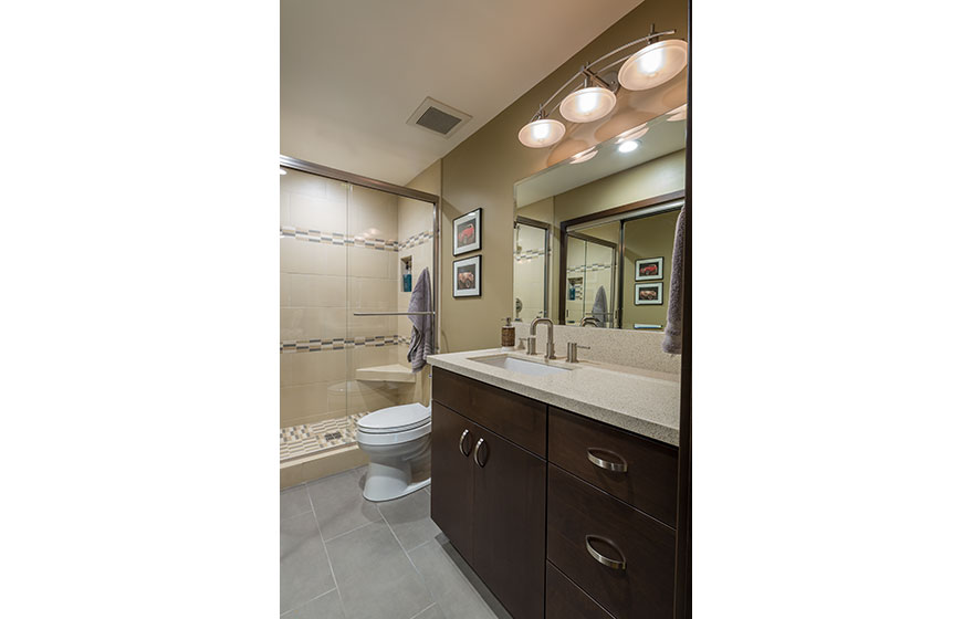 Beautiful woodgrain is featured using the Tacoma 3/4" (893) Door with a rich warm stain.