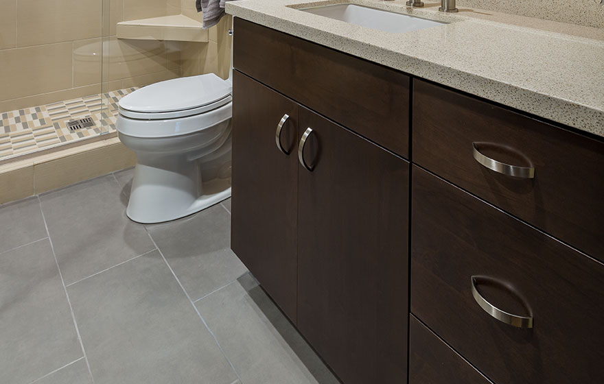 Beautiful woodgrain is featured using the Tacoma 3/4" (893) Door with a rich warm stain.